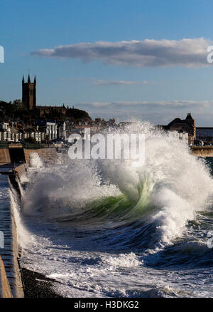 Penzance, Cornwall, UK. 6. Oktober 2016. Große Wellen von starken Winden schaffen große Fans von Spray und Farbe, wenn sie von Penzance Promenade reflektiert werden. Bild von Mike Newman/Alamy Live-Nachrichten Stockfoto