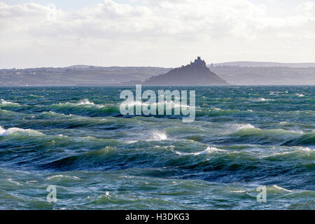 Penzance, Cornwall, UK. 6. Oktober 2016. Erstellen Sie große Wellen von starken Winden St Michaels Mount übergeben. Bild von Mike Newman/Alamy Live-Nachrichten Stockfoto