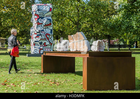 London, UK. 5. Oktober 2016. Der Fries Sculpture Park 2016 umfasst 19 großformatige arbeiten, im englischen Garten zwischen Frieze Masters und Frieze London gesetzt. Von Clare Lilley (Yorkshire Sculpture Park) ausgewählt, wird der Fries-Skulpturenpark 19 großen Künstlern wie Conrad Shawcross, Claus Oldenburg, Nairy Baghramian, Ed Herring, Goshka Macuga und Lynn Chadwick verfügen. Die Anlagen bleiben auf Sicht bis 8. Januar 2017. Bildnachweis: Guy Bell/Alamy Live-Nachrichten Stockfoto