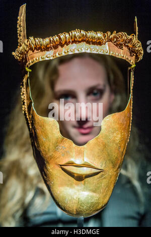 London, UK. 5. Oktober 2016. Zeremonielle thrakischen Goldmaske (4. Jahrhundert v. Chr. £1. 4m) in der Galerie Ariadne - Fries Masters London 2016, Regents Park, London. Es umfasst mehrere tausend Jahre der Kunst von 130 der weltweit führenden Galerien für moderne und historische. Die geprüfte Kunstwerke über Antiquitäten, Asiatika, ethnographische Kunst, illuminierte Handschriften, mittelalterliche, moderne und nach dem zweiten Weltkrieg, Alter Meister und des 19. Jahrhunderts, Fotografie, Skulptur und Wunderkammer.  Die Messe richtet sich an öffentliche 06-09 Oktober. Bildnachweis: Guy Bell/Alamy Live-Nachrichten Stockfoto