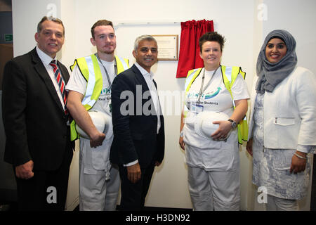 Dagenham, London, UK. 6. Oktober 2016. Darren Rodwell, Führer der Barking und Dagenham, Lisa Dee, Sadiq Khan, Couuncillor Ashraf (l, R) Credit: Dinendra Haria/Alamy Live News Stockfoto