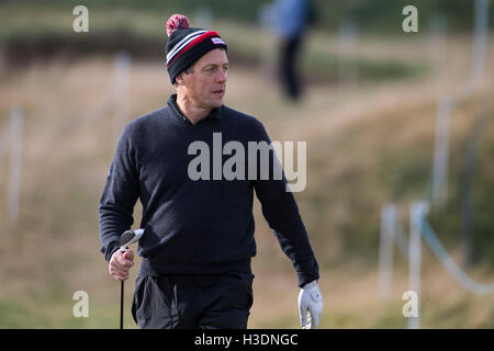 Carnoustie Golf Course, Fife, Schottland. 6. Oktober 2016. Alfred Dunhill Links Championship Golf 1. Runde. Hugh Grant Spaziergänge das Fairway Credit: Action Plus Sport/Alamy Live News Stockfoto