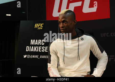 Manchester, UK. 6. Oktober 2016. Donnerstag 6. Oktober 2016.? Marc Diakiese wird vor der UFC 204 interviewt.   Bildnachweis: Dan Cooke/Alamy Live-Nachrichten Stockfoto