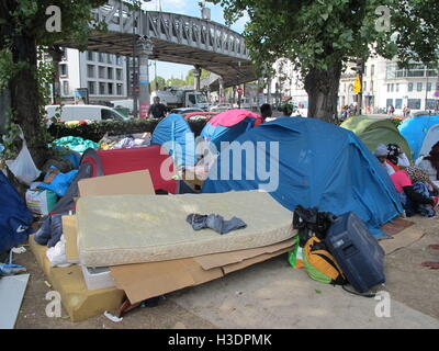 Paris, Frankreich. 13. Sep, 2016. Zelte wurden von Migrant/innen in der Nähe der Metrostation Stalingrad in Paris, Frankreich, 13. September 2016 eingerichtet. Ähnlich, die unbefugte lagern wiederholt unter Hochbahn Tracks oder freiem Himmel quer durch die Stadt seit Monaten erschienen sind. Foto: Nina Baerschneider/Dpa/Alamy Live News Stockfoto