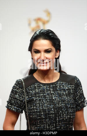 Berlin, Deutschland. 6. Oktober 2016. Deutsche Schauspielerin Mariella Ahrens kommt für die Wohltätigkeitsveranstaltung "Tribute to Bambi" in Berlin, Deutschland, 6. Oktober 2016. Foto: Jörg CARSTENSEN/Dpa/Alamy Live News Stockfoto