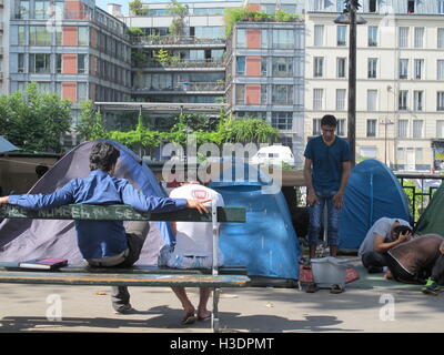 Paris, Frankreich. 13. Sep, 2016. Zelte wurden von Migrant/innen in der Nähe der Metrostation Stalingrad in Paris, Frankreich, 13. September 2016 eingerichtet. Ähnlich, die unbefugte lagern wiederholt unter Hochbahn Tracks oder freiem Himmel quer durch die Stadt seit Monaten erschienen sind. Foto: Nina Baerschneider/Dpa/Alamy Live News Stockfoto