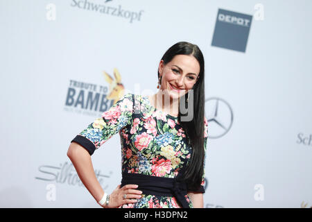 Berlin, Deutschland. 6. Oktober 2016. Österreichische Sängerin Marla Blumenblatt kommt für die Wohltätigkeitsveranstaltung "Tribute to Bambi" in Berlin, Deutschland, 6. Oktober 2016. Foto: Jörg CARSTENSEN/Dpa/Alamy Live News Stockfoto