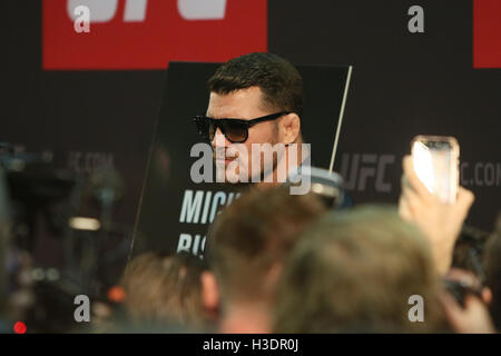 Manchester, UK. 6. Oktober 2016. UFC 204 - Medientag Arena Manchester. Donnerstag 6. Oktober 2016. Michael Bisping beantwortet Medienanfragen vor UFC 204.   Bildnachweis: Dan Cooke/Alamy Live-Nachrichten Stockfoto