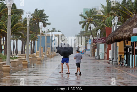 Hollywood, FL, USA. 6. Oktober 2016. Fußgänger gehen auf der Hollywood Beach Promenade wie der Wind und Regen von Hurrikan Matthew beginnen. Bildnachweis: Sun-Sentinel/ZUMA Draht/Alamy Live-Nachrichten Stockfoto