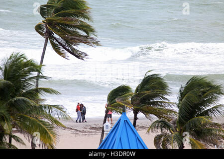 Hollywood, FL, USA. 6. Oktober 2016. Strandurlauber fotografieren sich auf Hollywood Beach als Hurrikan Matthew Ansätze Süd-Florida.  Bildnachweis: Sun-Sentinel/ZUMA Draht/Alamy Live-Nachrichten Stockfoto