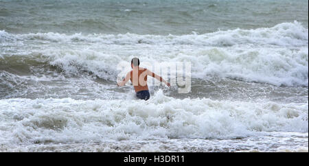 Hollywood, FL, USA. 6. Oktober 2016. Alex Werner von Aventura gilt für ein Last-Minute-schwimmen auf Hollywood Beach als Hurrikan Matthew South Florida nähert. Bildnachweis: Sun-Sentinel/ZUMA Draht/Alamy Live-Nachrichten Stockfoto