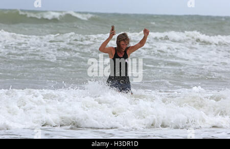 Hollywood, FL, USA. 6. Oktober 2016. Kerri Jordan geht für ein Last-Minute-Bad im Ozean in Hollywood Beach, als Hurrikan Matthew South Florida nähert. Bildnachweis: Sun-Sentinel/ZUMA Draht/Alamy Live-Nachrichten Stockfoto