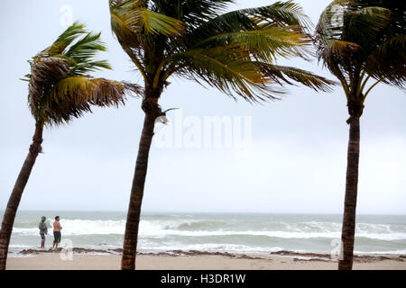 Hollywood, FL, USA. 6. Oktober 2016. Strandurlauber entlang Hollywood Beach schauen Sie sich den Wind und die Wellen als Hurrikan Matthew Ansätze Süd-Florida. Bildnachweis: Sun-Sentinel/ZUMA Draht/Alamy Live-Nachrichten Stockfoto