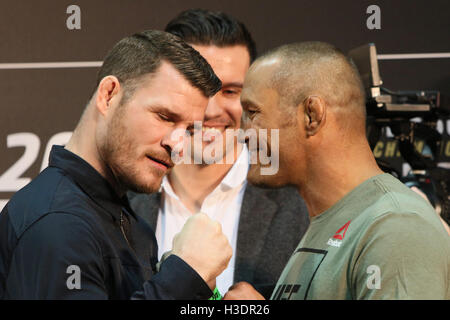 Manchester, UK. 6. Oktober 2016. UFC 204 - Medientag Arena Manchester. Donnerstag 6. Oktober 2016. Michael Bisping und Dan Henderson vor UFC 204 antreten.   Bildnachweis: Dan Cooke/Alamy Live-Nachrichten Stockfoto