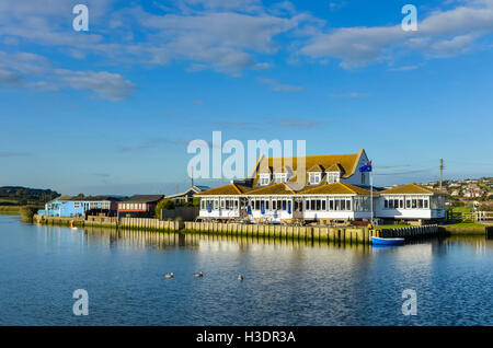 West Bay, Dorset, UK. 6. Oktober 2016. Großbritannien Wetter. Glorreiche späten Nachmittag Herbstsonne taucht The Riverside Restaurant, am Ufer des Flusses Brit in West Bay sitzt. West Bay ist einer der Standorte für die hit ITV-Serie Broadchurch, die im Jahr 2017 für eine 3. Reihe auf den Bildschirm zurück. Bildnachweis: Graham Hunt/Alamy Live-Nachrichten Stockfoto