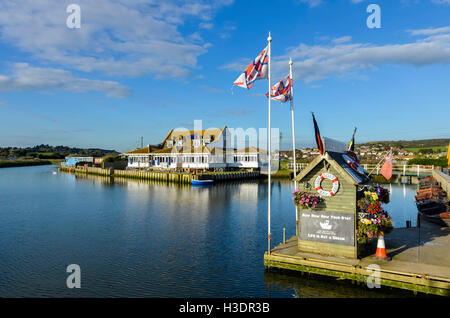 West Bay, Dorset, UK. 6. Oktober 2016. Großbritannien Wetter. Glorreiche späten Nachmittag Herbstsonne taucht The Riverside Restaurant, am Ufer des Flusses Brit in West Bay sitzt. West Bay ist einer der Standorte für die hit ITV-Serie Broadchurch, die im Jahr 2017 für eine 3. Reihe auf den Bildschirm zurück. Bildnachweis: Graham Hunt/Alamy Live-Nachrichten Stockfoto