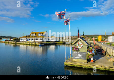 West Bay, Dorset, UK. 6. Oktober 2016. Großbritannien Wetter. Glorreiche späten Nachmittag Herbstsonne taucht The Riverside Restaurant, am Ufer des Flusses Brit in West Bay sitzt. West Bay ist einer der Standorte für die hit ITV-Serie Broadchurch, die im Jahr 2017 für eine 3. Reihe auf den Bildschirm zurück. Bildnachweis: Graham Hunt/Alamy Live-Nachrichten Stockfoto