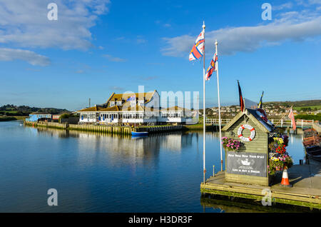 West Bay, Dorset, UK. 6. Oktober 2016. Großbritannien Wetter. Glorreiche späten Nachmittag Herbstsonne taucht The Riverside Restaurant, am Ufer des Flusses Brit in West Bay sitzt. West Bay ist einer der Standorte für die hit ITV-Serie Broadchurch, die im Jahr 2017 für eine 3. Reihe auf den Bildschirm zurück. Bildnachweis: Graham Hunt/Alamy Live-Nachrichten Stockfoto