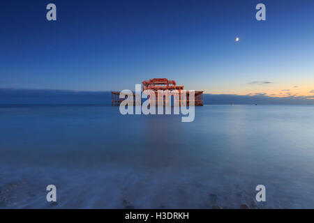 Brighton, East Sussex, UK. 6. Oktober 2016. Der 150. Jahrestag der Eröffnung der West Pier. Die Ruinen der West Pier in Brighton wurden nach Sonnenuntergang anlässlich des 150. Jahrestages der Eröffnung des Pier - am 6. Oktober 1866 beleuchtet. Bildnachweis: Clive Jones/Alamy Live-Nachrichten Stockfoto