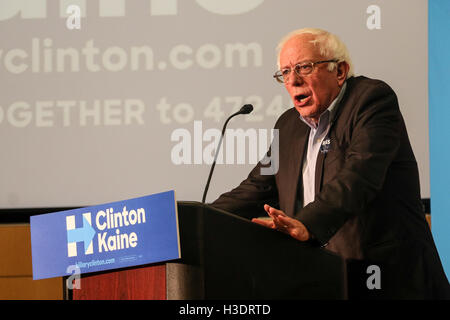 Green Bay, Wisconsin, USA. 5. Oktober 2016. Senator Bernie Sanders anlässlich der Green Bay stärker zusammen Rallye mit Bernie Sanders an die Heilsarmee Kroc Community Center am 5. Oktober 2016 in Green Bay, Wisconsin. Bildnachweis: Das Foto Zugang/Al Stockfoto