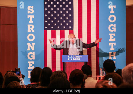 Green Bay, Wisconsin, USA. 5. Oktober 2016. Senator Bernie Sanders anlässlich der Green Bay stärker zusammen Rallye mit Bernie Sanders an die Heilsarmee Kroc Community Center am 5. Oktober 2016 in Green Bay, Wisconsin. Bildnachweis: Das Foto Zugang/Al Stockfoto