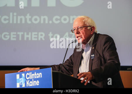 Green Bay, Wisconsin, USA. 5. Oktober 2016. Senator Bernie Sanders anlässlich der Green Bay stärker zusammen Rallye mit Bernie Sanders an die Heilsarmee Kroc Community Center am 5. Oktober 2016 in Green Bay, Wisconsin. Bildnachweis: Das Foto Zugang/Al Stockfoto