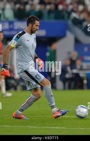 Juventus Stadium, Turin, Italien. 6. Oktober 2016. FIFA World Cup Football zur Qualifikation. Italien gegen Spanien. Gianluigi Buffon auf dem Ball Credit: Action Plus Sport/Alamy Live News Stockfoto