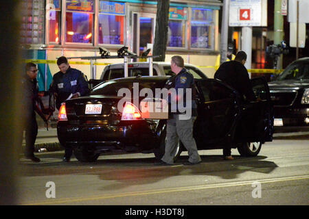 Watertown, Massashusetts, USA. 19. April 2013. Boston Polizei führt eine Box bei der Aufwartung an Cooledge Sq., in E.Watertown, Massachusetts, auf Mt. Auburn St., kurz vor der endgültigen Befürchtung der der 2. Boston Marathon Bombardierung vermuten. © Kenneth Martin/ZUMA Draht/Alamy Live-Nachrichten Stockfoto