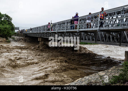 (161006)--PORT-AU-PRINCE, 6. Oktober 2016 (Xinhua)--Bild von der United Nations Children Fund (UNICEF) zeigt Menschen überqueren einer Brücke über den Fluss Grise, nach der Ankunft des Hurrikans Matthew in Port-Au-Prince, der Hauptstadt von Haiti, 4. Oktober 2016 zur Verfügung gestellt. Hurrikan-Matthew hat mindestens 108 Menschen tot in Haiti, laut dem Innenministerium am Donnerstag verlassen. (Xinhua/UNICEF) (da) (ce) *** obligatorisch CREDIT *** *** NO SALES-NO Archiv *** *** redaktionelle Nutzung nur *** Stockfoto