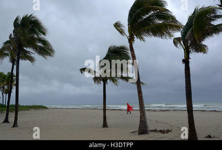 Hollywood, FL, USA. 6. Oktober 2016. Jose Paseta, von Hallandale, Spaziergänge entlang Hollywood Beach während Hurrikan Matthew, Donnerstag, 6. Oktober, 2016.SOUTH FLORIDA heraus; KEINE MAGS; KEIN VERKAUF; KEIN INTERNET; KEIN FERNSEHER. Bildnachweis: Sun-Sentinel/ZUMA Draht/Alamy Live-Nachrichten Stockfoto