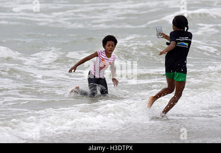 Hollywood, FL, USA. 6. Oktober 2016. Lexie Floyd, 9, verlassen, und Schicksal Desrivieres, 13, aus Hollywood, nehmen Selfies während versuchen, eine große kommende Welle zu vermeiden von Hurricane Matthew am Dania Beach während, Donnerstag, 6. Oktober, 2016.SOUTH erstellt FLORIDA heraus; KEINE MAGS; KEIN VERKAUF; KEIN INTERNET; KEIN FERNSEHER. Bildnachweis: Sun-Sentinel/ZUMA Draht/Alamy Live-Nachrichten Stockfoto