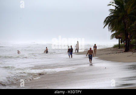 Hollywood, FL, USA. 6. Oktober 2016. Leute gehen und spielen auf dem Sand in Dania Beach als Hurrikan Matthew Pässe, Donnerstag, 6. Oktober 2016. SOUTH FLORIDA HERAUS; KEINE MAGS; KEIN VERKAUF; KEIN INTERNET; KEIN FERNSEHER. Bildnachweis: Sun-Sentinel/ZUMA Draht/Alamy Live-Nachrichten Stockfoto