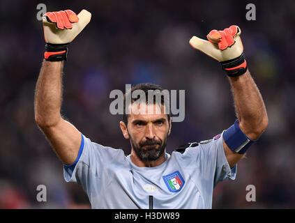 Turin, Italien. 6. Oktober 2016. Italiens Gianluigi Buffon reagiert während der WM 2018 Fußball-Qualifikationsspiel zwischen Italien und Spanien im Juventus Stadium in Turin, Italien, am 6. Oktober 2016. © Alberto Lingria/Xinhua/Alamy Live-Nachrichten Stockfoto