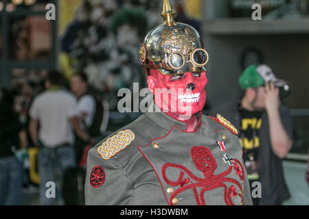 New York, USA. 6. Oktober 2016. New York Comic Con verkleidete Mann. Bildnachweis: Roman Tiraspolsky/Alamy Live-Nachrichten Stockfoto