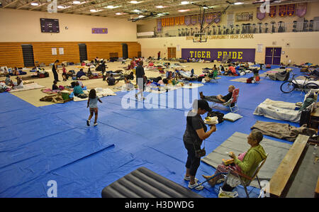 Boynton Beach, FL, USA. 6. Oktober 2016. Menschen Einleben im Tierheim in Boynton Beach Community High School, wie Hurrikan Matthäus seinen Weg in Richtung Süd-Florida macht. 06.10.16. Personal Fotograf Jim Rassol.SOUTH FLORIDA heraus; KEINE MAGS; KEIN VERKAUF; KEIN INTERNET; KEIN FERNSEHER. Bildnachweis: Sun-Sentinel/ZUMA Draht/Alamy Live-Nachrichten Stockfoto