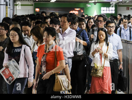 11. September 2016 - Los Angeles, Kalifornien, USA - hetzen Leute zur Arbeit und Schule an u-Bahnstation am Montagmorgen in Shanghai, China. Shanghai ist die bevölkerungsreichste Stadt in China und der eigentlichen bevölkerungsreichste Stadt in der Welt. Es ist eines der vier direkt gesteuerte Gemeinden Chinas, mit einer Bevölkerung von mehr als 24 Millionen ab 2014. Es ist ein globales Finanzzentrum und ein Verkehrsknotenpunkt mit der größte Containerhafen der Welt. Shanghai befindet sich in der Yangtze River Delta in Ost-China, am südlichen Rand der Mündung des Jangtse im mittleren Teil der chinesischen Küste. Th Stockfoto