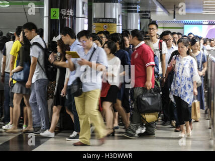 11. September 2016 - Los Angeles, Kalifornien, USA - hetzen Leute zur Arbeit und Schule an u-Bahnstation am Montagmorgen in Shanghai, China. Shanghai ist die bevölkerungsreichste Stadt in China und der eigentlichen bevölkerungsreichste Stadt in der Welt. Es ist eines der vier direkt gesteuerte Gemeinden Chinas, mit einer Bevölkerung von mehr als 24 Millionen ab 2014. Es ist ein globales Finanzzentrum und ein Verkehrsknotenpunkt mit der größte Containerhafen der Welt. Shanghai befindet sich in der Yangtze River Delta in Ost-China, am südlichen Rand der Mündung des Jangtse im mittleren Teil der chinesischen Küste. Th Stockfoto