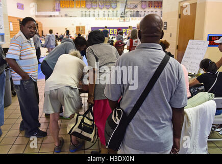 Boynton Beach, FL, USA. 6. Oktober 2016. Leute Einchecken im Tierheim in Boynton Beach Community High School wie Hurrikan Matthäus seinen Weg in Richtung Süd-Florida macht. 06.10.16. Personal Fotograf Jim Rassol.SOUTH FLORIDA heraus; KEINE MAGS; KEIN VERKAUF; KEIN INTERNET; KEIN FERNSEHER. Bildnachweis: Sun-Sentinel/ZUMA Draht/Alamy Live-Nachrichten Stockfoto