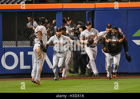 Flushing, New York, USA. 5. Oktober 2016. Riesen-team Gruppe MLB: Center Fielder Denard Spannweite der San Francisco Giants feiert mit seinen Teamkollegen nach dem vornehmen des Fangs, die National League Wild Card Game gegen die New York Mets im Citi Field Stadium in Flushing, New York, Vereinigte Staaten zu gewinnen. Bildnachweis: Hiroaki Yamaguchi/AFLO/Alamy Live-Nachrichten Stockfoto