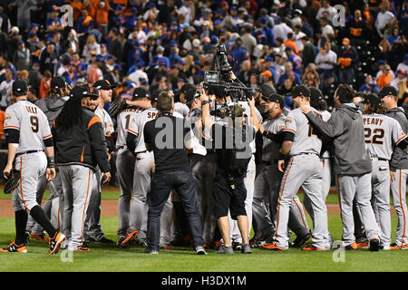 Flushing, New York, USA. 5. Oktober 2016. Riesen-team Gruppe MLB: San Francisco Giants Spieler feiern nach dem Gewinn der National League Wild Card Game gegen die New York Mets im Citi Field Stadium in Flushing, New York, Vereinigte Staaten. Bildnachweis: Hiroaki Yamaguchi/AFLO/Alamy Live-Nachrichten Stockfoto