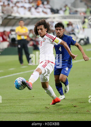 Abu Dhabi. 6. Oktober 2016. VAE Omar Abdulrahman (vorne) tritt während der WM 2018 Qualifikation Fußballspiels zwischen den Vereinigten Arabischen Emiraten und Thailand bei den Mohammed Bin Zayed Stadium in Abu Dhabi am 6. Oktober 2016. © Li-Zhen/Xinhua/Alamy Live-Nachrichten Stockfoto