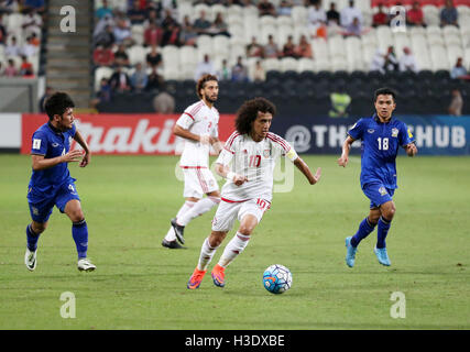 Abu Dhabi. 6. Oktober 2016. VAE Omar Abdulrahman(2nd, R) konkurriert die WM 2018 Fußball-Qualifikationsspiel zwischen den Vereinigten Arabischen Emiraten und Thailand bei den Mohammed Bin Zayed Stadium in Abu Dhabi am 6. Oktober 2016. © Li-Zhen/Xinhua/Alamy Live-Nachrichten Stockfoto