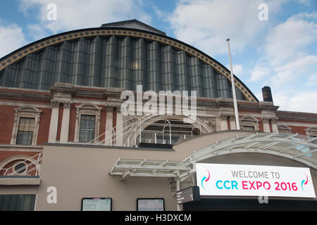 Olympia, London, UK. 6. Oktober 2016. Herzlich Willkommen Schild medizinische ästhetische Konferenz bei Olympia London 2016 Credit: WansfordPhoto/Alamy Live News Stockfoto