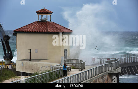 Boynton Beach, FL, USA. 6. Oktober 2016. Eine Frau fotografiert, wie Hurrikan Matthew Boynton Beach Inlet mit starkem Wind und Wellen Wimpern, wie es seinen Weg in Richtung Süd-Florida macht. 06.10.16. Personal Fotograf Jim Rassol.SOUTH FLORIDA heraus; KEINE MAGS; KEIN VERKAUF; KEIN INTERNET; KEIN FERNSEHER. Bildnachweis: Sun-Sentinel/ZUMA Draht/Alamy Live-Nachrichten Stockfoto