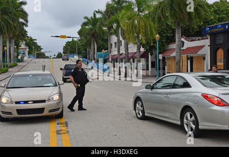 Boynton Beach, FL, USA. 6. Oktober 2016. Delray Beach Polizei Bildschirm Einwohner, wie sie Osten über den Intracoastal Waterway entlang der Atlantic Avenue fahren, wie Hurrikan Matthäus seinen Weg in Richtung Süd-Florida macht. 06.10.16. Personal Fotograf Jim Rassol.SOUTH FLORIDA heraus; KEINE MAGS; KEIN VERKAUF; KEIN INTERNET; KEIN FERNSEHER. Bildnachweis: Sun-Sentinel/ZUMA Draht/Alamy Live-Nachrichten Stockfoto