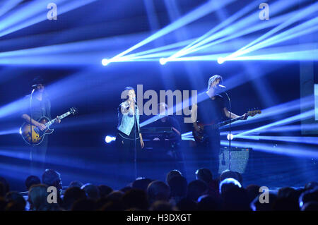 Hamburg, Deutschland. 6. Oktober 2016. Stefanie Kloss mit ihrem Band Silbermond singen bei Deutscher Radiopreis (Deutscher Radiopreis) Preisverleihung in Hamburg, Deutschland, 6. Oktober 2016. Foto: DANIEL BOCKWOLDT/DPA/Alamy Live-Nachrichten Stockfoto