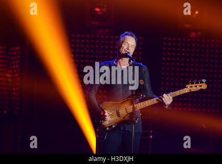 Hamburg, Deutschland. 6. Oktober 2016. Britischer Musiker Preisverleihung Sting erklingt in Deutscher Radiopreis (Deutscher Radiopreis) in Hamburg, Deutschland, 6. Oktober 2016. Foto: DANIEL BOCKWOLDT/DPA/Alamy Live-Nachrichten Stockfoto