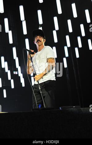 Hamburg, Deutschland. 6. Oktober 2016. Red Hot Chili Peppers live in Hamburg. Sänger Anthony Kiedis, Bassist Flea, Schlagzeuger Chad Smith und Gitarrist Josh Klinghoffer. Hamburg-Deutschland. Am 5. Oktober, 2016. / Bild Allianz © Dpa/Alamy Live-Nachrichten Stockfoto