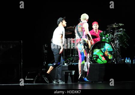 Hamburg, Deutschland. 6. Oktober 2016. Red Hot Chili Peppers live in Hamburg. Sänger Anthony Kiedis, Bassist Flea, Schlagzeuger Chad Smith und Gitarrist Josh Klinghoffer. Hamburg-Deutschland. Am 5. Oktober, 2016. / Bild Allianz © Dpa/Alamy Live-Nachrichten Stockfoto