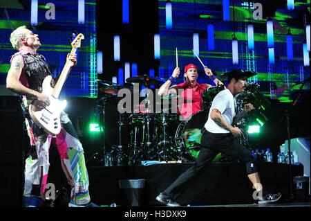 Hamburg, Deutschland. 6. Oktober 2016. Red Hot Chili Peppers live in Hamburg. Sänger Anthony Kiedis, Bassist Flea, Schlagzeuger Chad Smith und Gitarrist Josh Klinghoffer. Hamburg-Deutschland. Am 5. Oktober, 2016. / Bild Allianz © Dpa/Alamy Live-Nachrichten Stockfoto